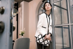 mk体育娱乐-比赛中多次精准抢断打断对方进攻节奏展现出色防守预判，抢断打到手算犯规吗